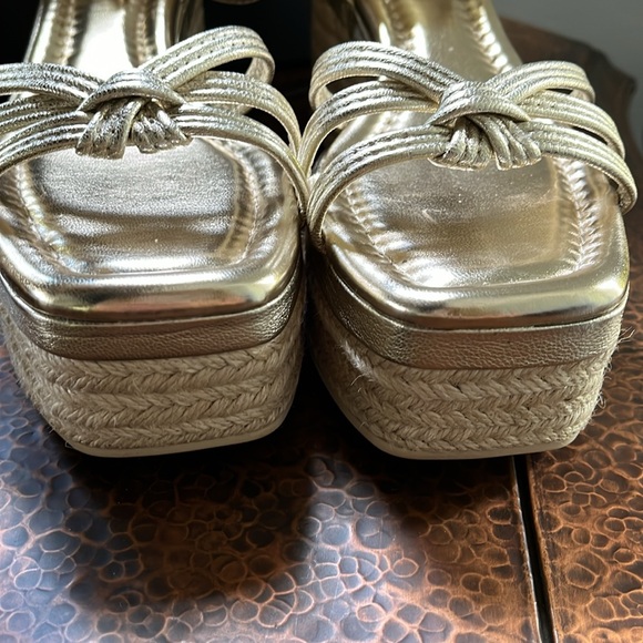 VINCE CAMUTO WEDGE SANDALS - Picture 7 of 9